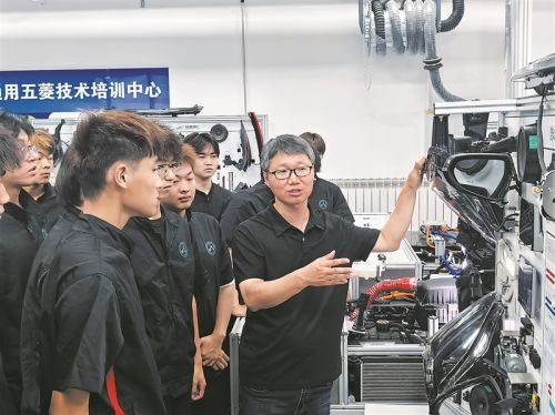 济职教师借助整车电气台架讲授新能源汽车技术知识。受访者供图
